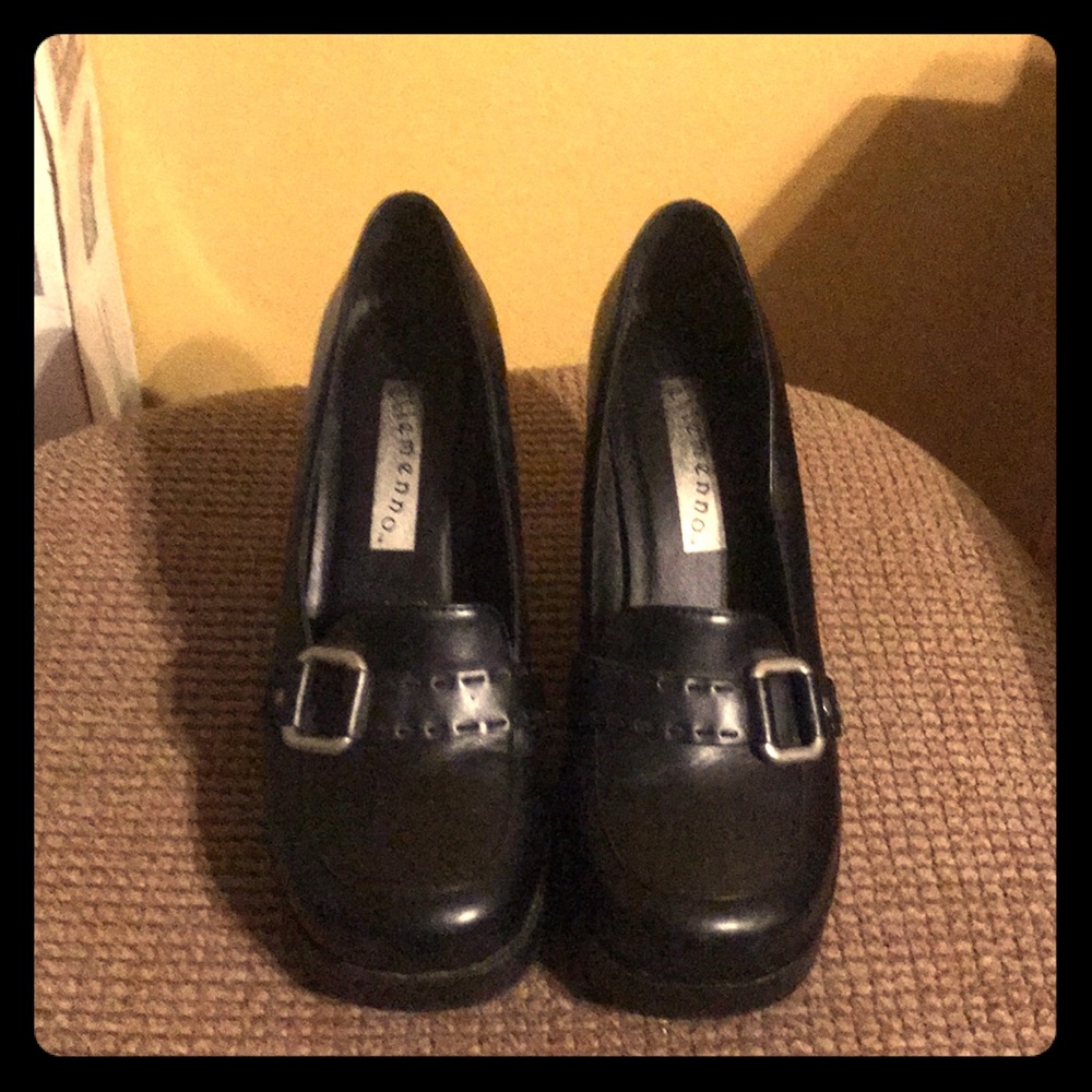 EUC Ellemenno black pumps.